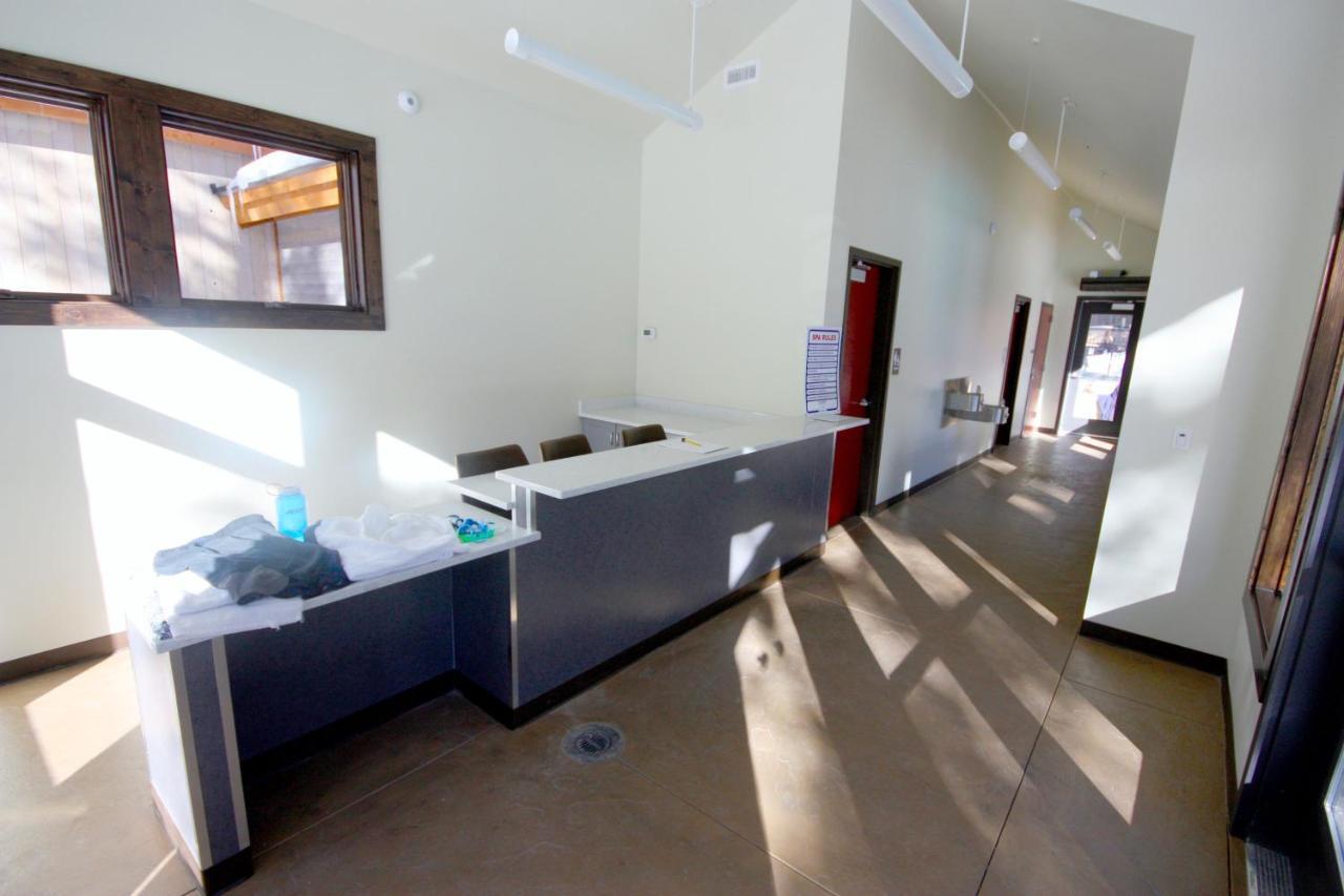 Pinecreek #E - 3 Bedroom - Pool And Hot Tub Access - Close To Town - Shuttle To Slopes 布雷肯里奇 外观 照片